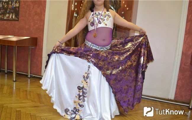 Костюмы для восточных танцев маленьким красавицам: особенности пошива, декорирования в домашних условиях