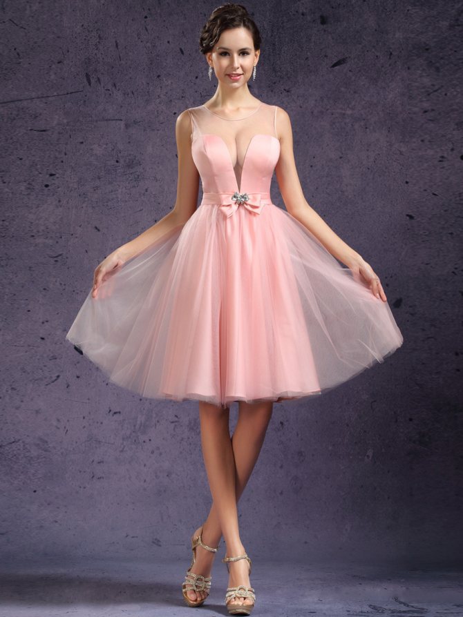 Розовое платье с пышной юбкой по талии
