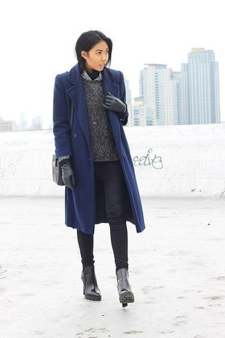 С чем носить кожаные перчатки женщине: Если ты делаешь ставку на комфорт и практичность, темно-синее пальто и кожаные перчатки — превосходный выбор для привлекательного повседневного образа. В сочетании с этим образом чудесно будут выглядеть черные кожаные ботильоны.