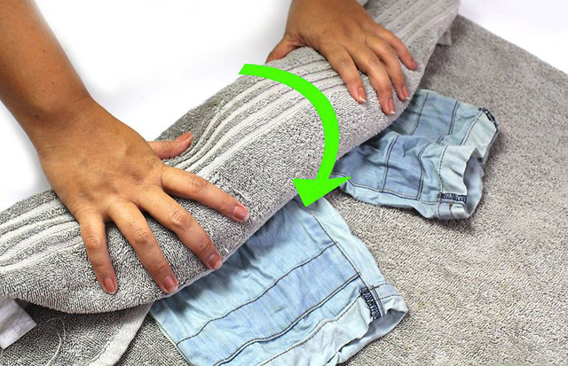 как сушить джинсы при помощи махровоо полотенца
