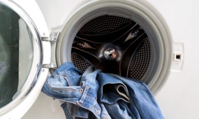 Как быстро высушить джинсы: 9 способов сушки после стирки