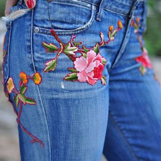 Какими декоративными элементами можно украсить рваные джинсы