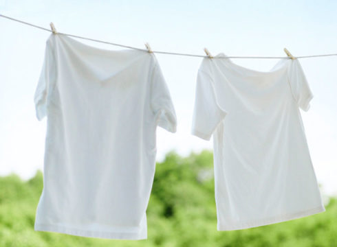Как отбелить белую футболку без вреда для ткани?