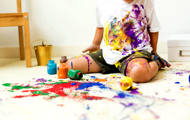 Если ваш ребёнок часто рисует акварельными красками и пачкает ими свои вещи, не ждите, пока пятна на них засохнут, лучше вещи сразу стирайте