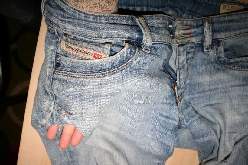 Как зашить дырку на джинсах на коленке: вручную и на машинке, незаметно, без заплатки