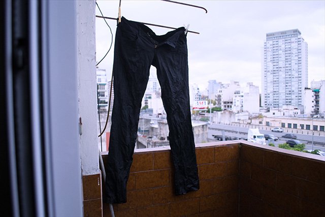 мокрая растяжка джинсов