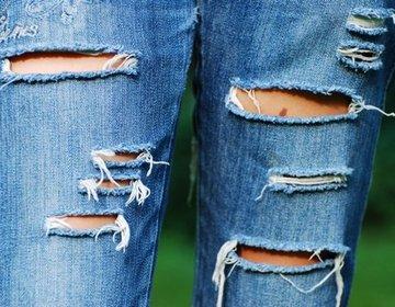 Как сделать дырки на коленях на джинсах: пошаговая инструкция и видео