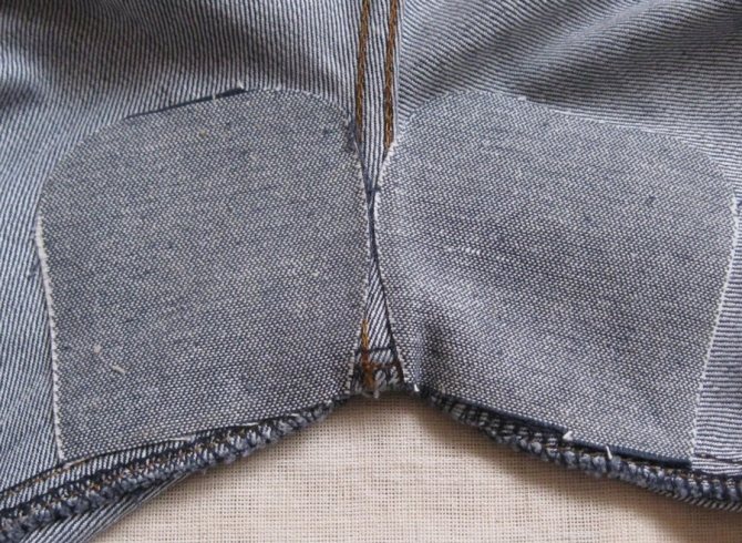 Аккуратно пришитые вручную заплатки между ног на джинсах