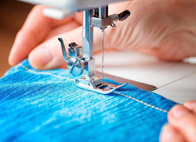 Как подшить джинсы с сохранением фабричного шва? Понадобится швейная машинка, терпение и твёрдая рука
