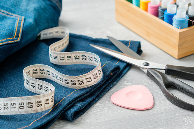 Для подшива джинсов нитки лучше подобрать в цвет фабричной строчки