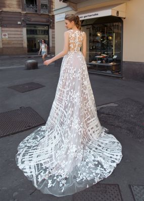 Свадебное платье из фатина с вышивкой и 3D-цветами ZAR002