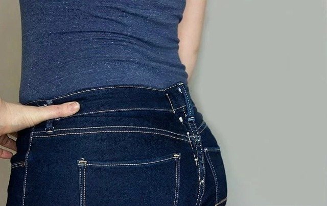 Как ушить джинсовую юбку в талии по бокам в домашних условиях без машинки