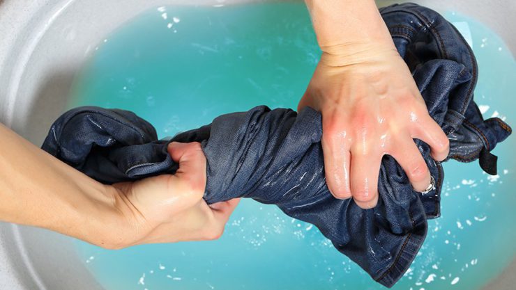 Как убрать монтажную пену с одежды: удаляем сложное загрязнение специальными и подручными средствами
