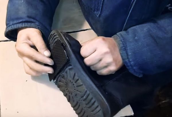 Чем и как заклеить или восстановить подошву кроссовок, ботинок, зимней и летней обуви