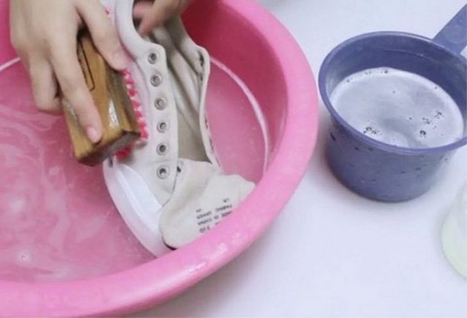 Стирка кроссовок вручную: можно ли постирать, как отстирать кожаную обувь