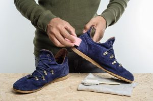 Как почистить замшевую обувь, рецепты для темных и светлых изделий