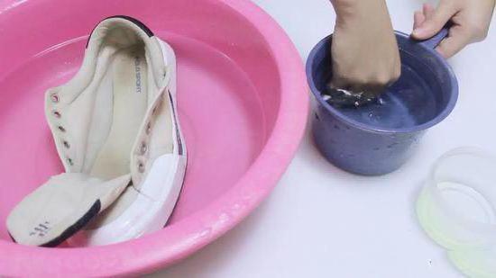 Как отбелить белые кроссовки в домашних условиях: рецепты для кожаной и тканевой обуви