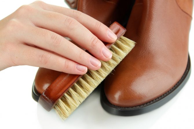 Как очистить обувь от старого крема?