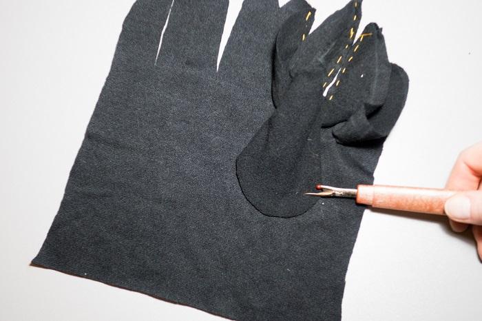 Деталь большого пальца прикалываем к основной детали перчаток