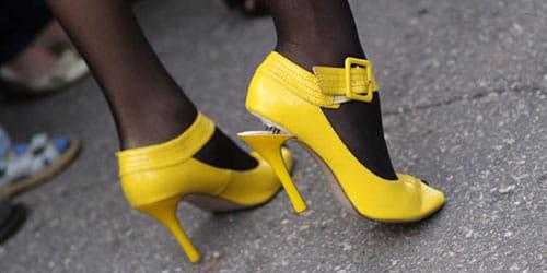 Желтые туфли с отклеившимся каблуком фото