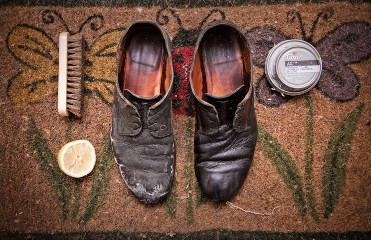 Чистим замшевую обувь в домашних условиях: пятна и разводы