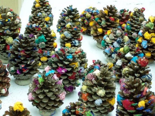 Как сделать новогоднюю елку из шишек и пластилина: пошаговая инструкция