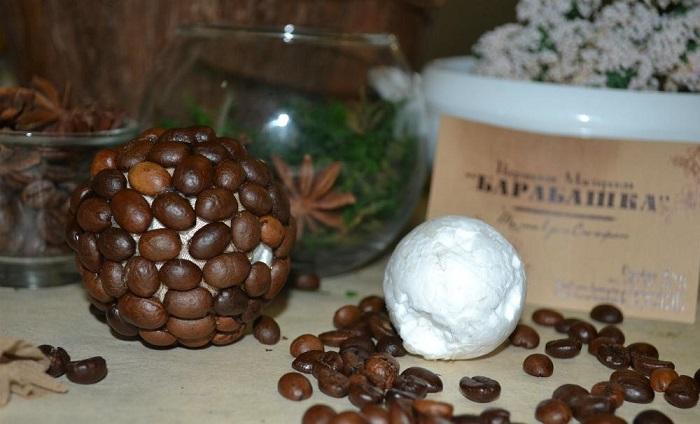 Пенопластовый шар нужно оклеить кофейными зернами