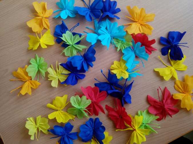 Цветы из гофрированной бумаги своими руками: как сделать пошагово, мастер-классы для начинающих