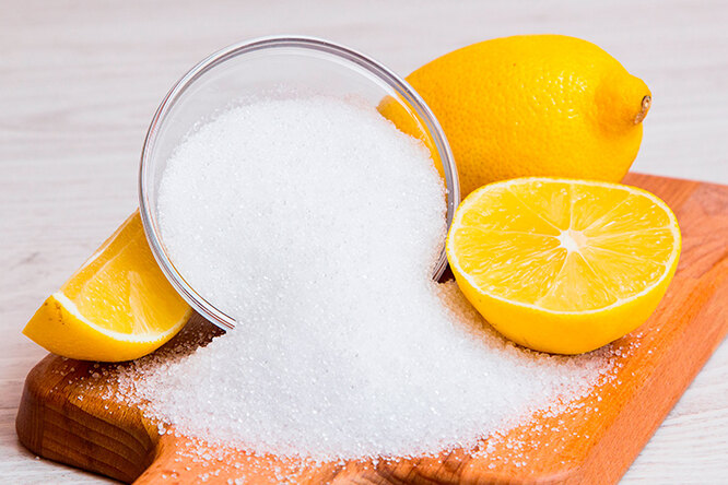 Лимонная кислота поможет вывести пятна пота с цветной одежды, так чтобы пигмент не выцвел