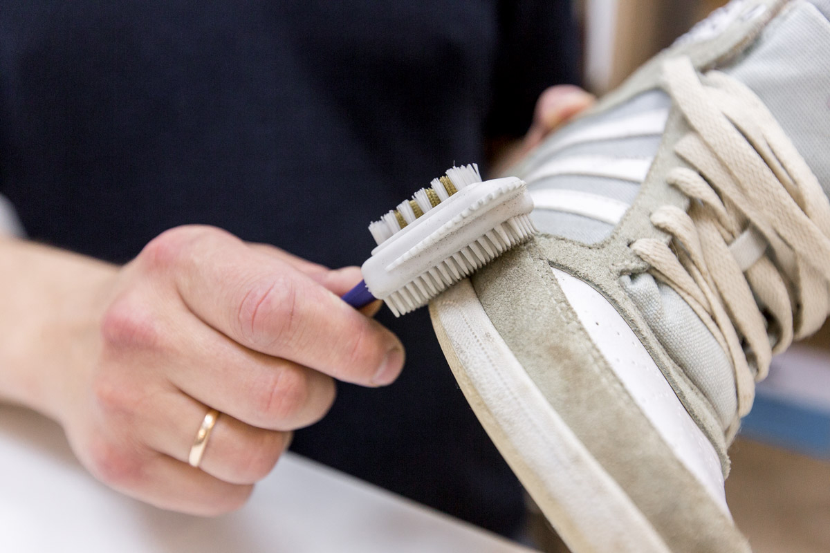 Как восстановить замшевую обувь в домашних условиях