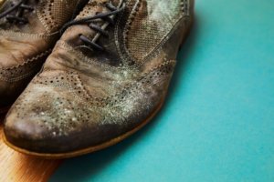 Как вывести соль с обуви: с замшевой, кожаной, из нубука и других материалов
