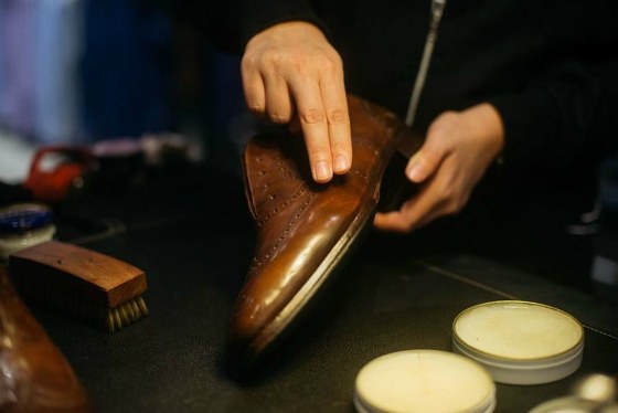 Обработка обуви воском