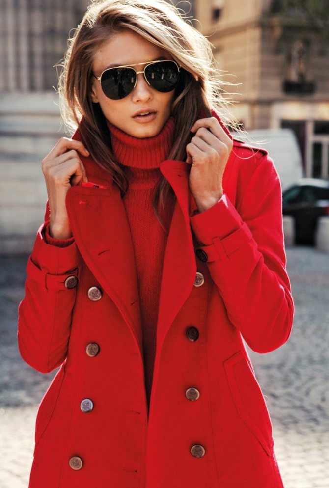 Классическое сочетание красного пальто с красной водолазкой