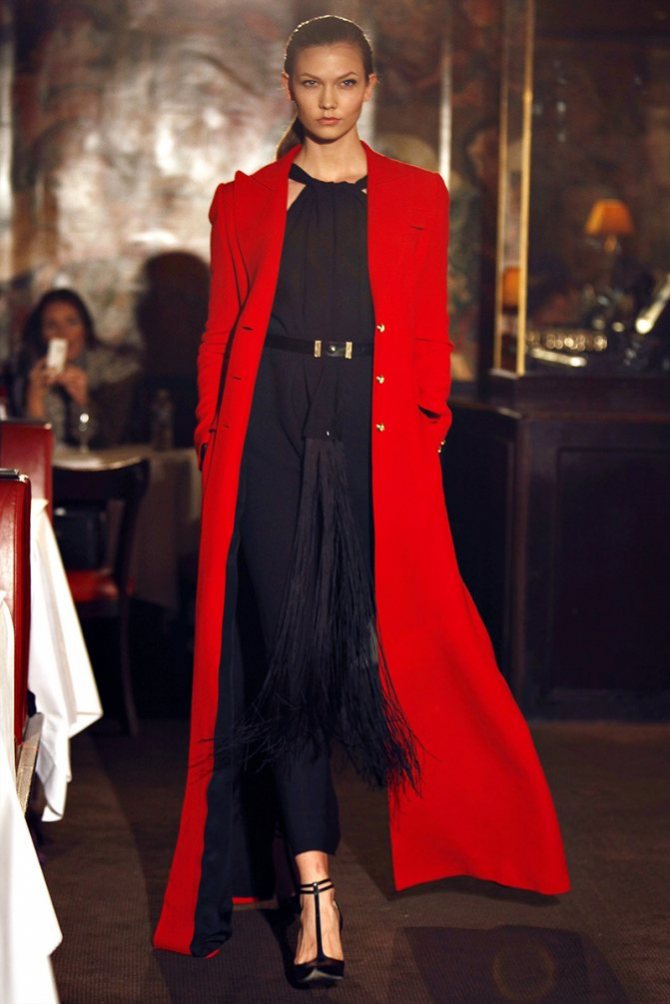 Экстравагантное длинное красное пальто – фото новинки и тренды сезона