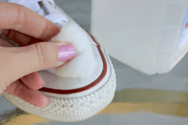 обработка белого кроссовка