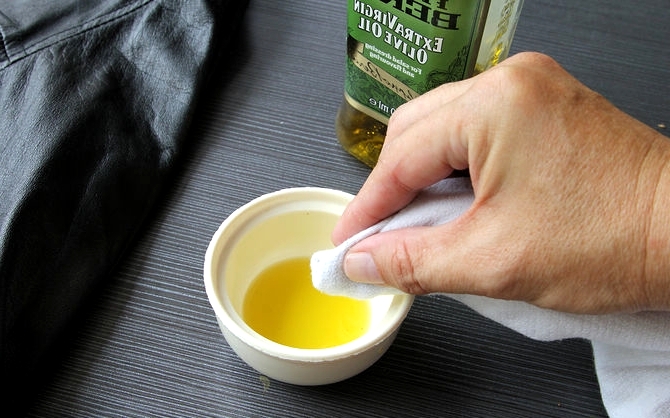 Аккуратно наносим оливковое масло