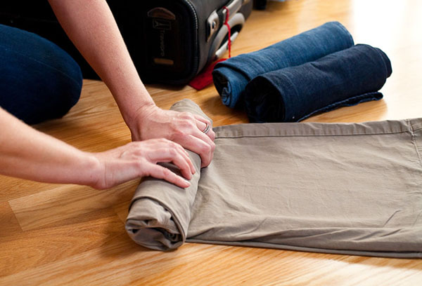 Сворачивание одежды для перевозки в чемодане