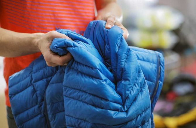 Как легко погладить пальто в домашних условиях?