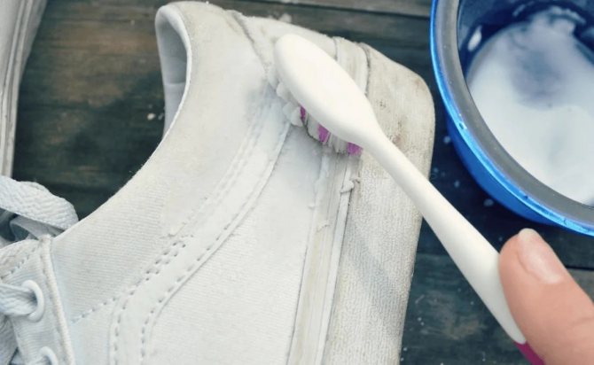 чистка белых кед зубной пастой