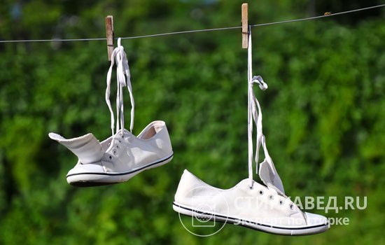 Чтобы на язычках не оставались вмятины от прищепок, можно привязать обувь к веревке шнурками