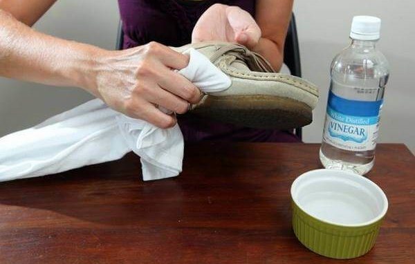 Как почистить замшу в домашних условиях: от соли и грязи, средства для чистки искусственной и натуральной
