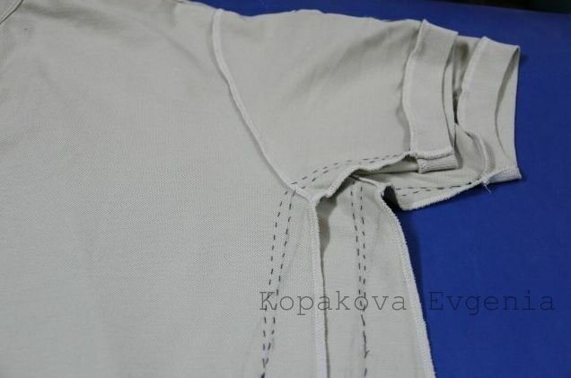 Из мужской футболки переделки. Как ушить футболку по бокам. Как ушить футболку по бокам. Ушить блузку. Как ушить футболку по бокам.