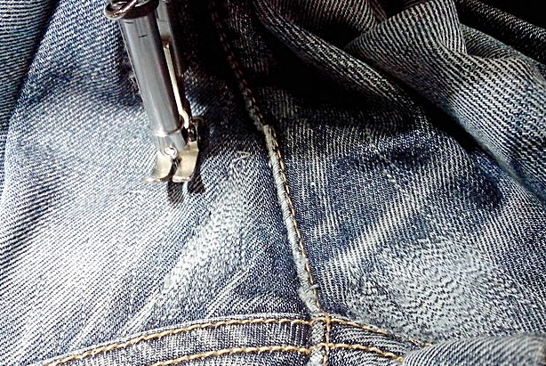 Как заштопать джинсы между ног на машинке и вручную аккуратно и незаметно. Обработка низа джинсов брючной лентой