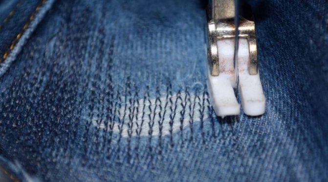 Как заштопать джинсы между ног на машинке и вручную аккуратно и незаметно. Обработка низа джинсов брючной лентой