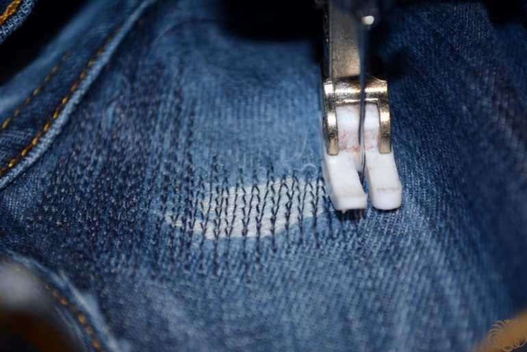 Как зашить джинсы на коленке