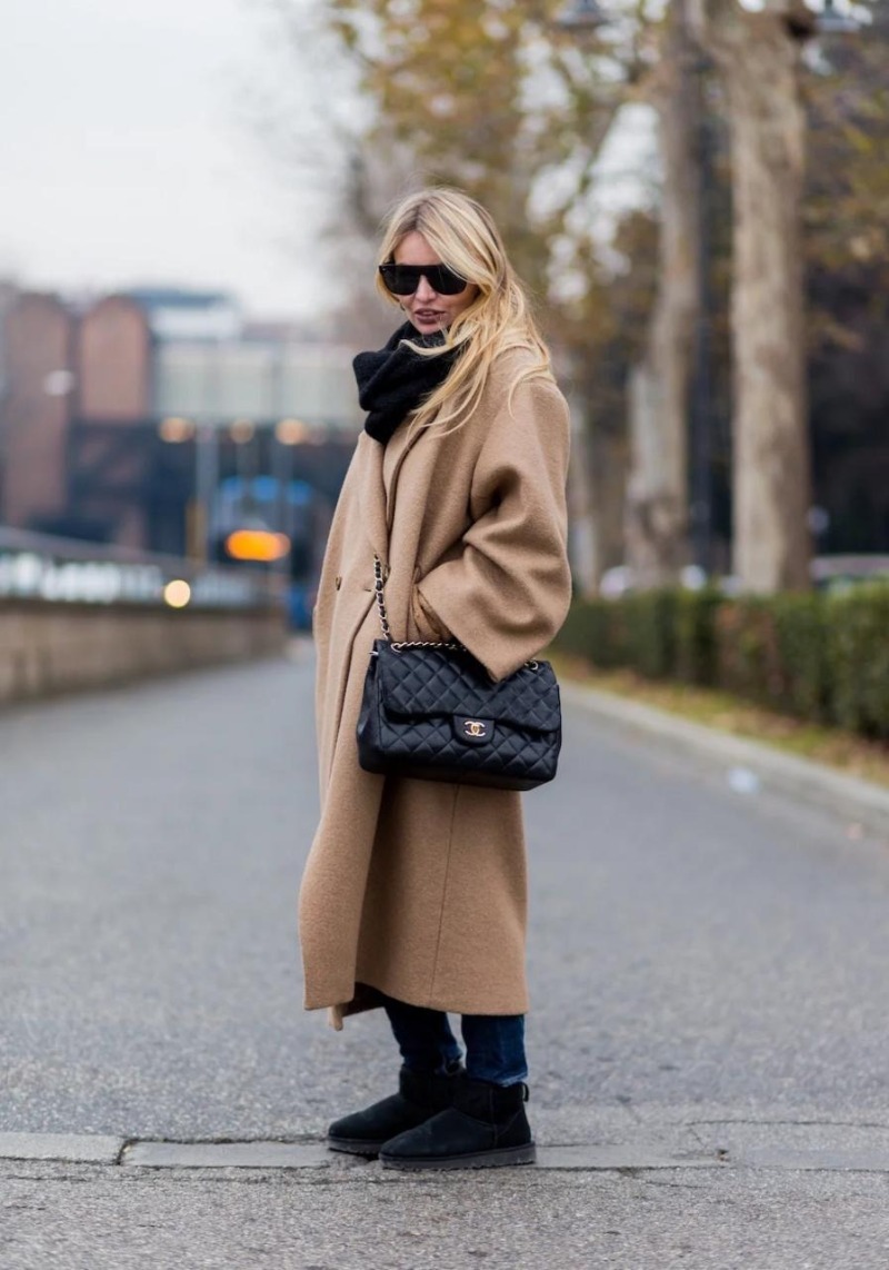 С чем носить женские угги зимой – короткие, высокие, блестящие, с мехом, мокасины, образы с пальто, юбкой, джинсами