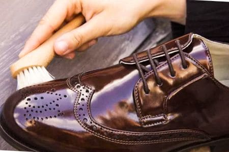 чистим обувь из гладкой кожи изображение
