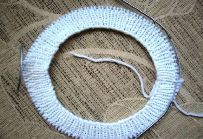 Вязание берета спицами: работа над резинкой.