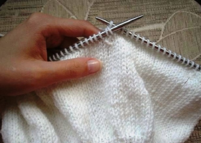 Вязание берета спицами: работа над макушкой берета.