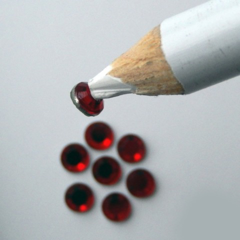 На фото изображено - Алмазная вышивка — что это, как выкладывать и полезные советы., рис. Клеевой карандаш